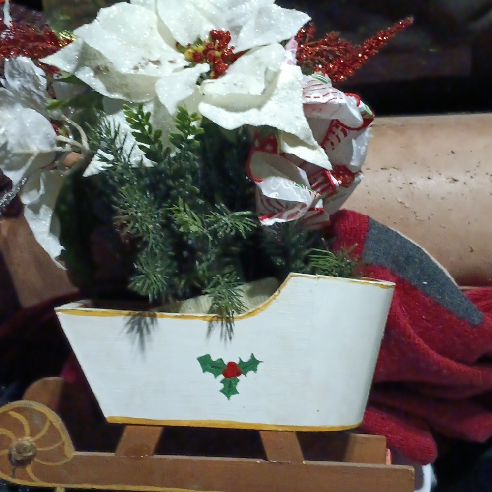 Slegh with fake flower bouquet